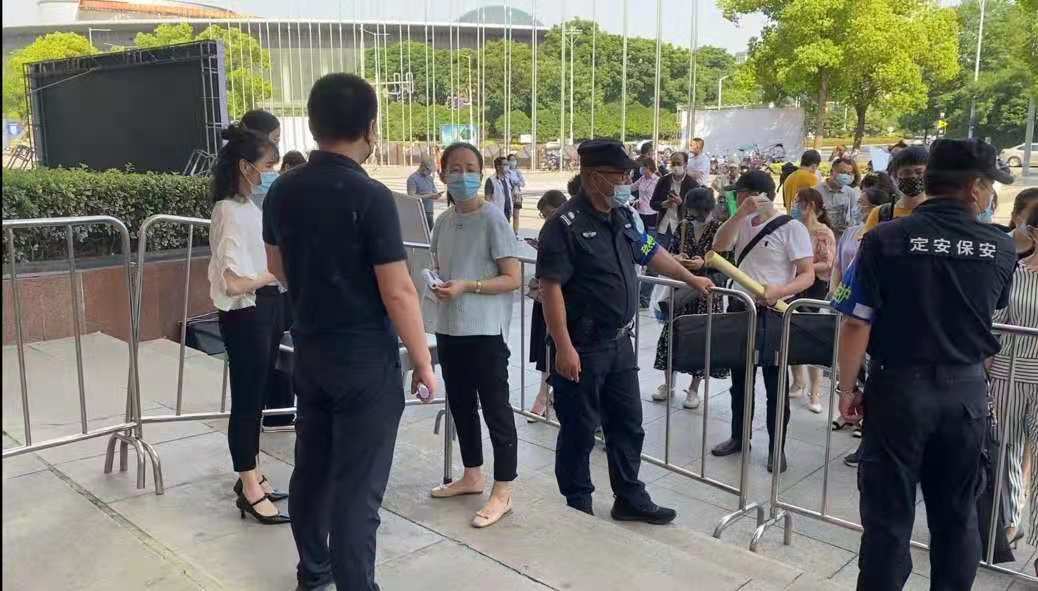 排队.jpg 排队.jpg